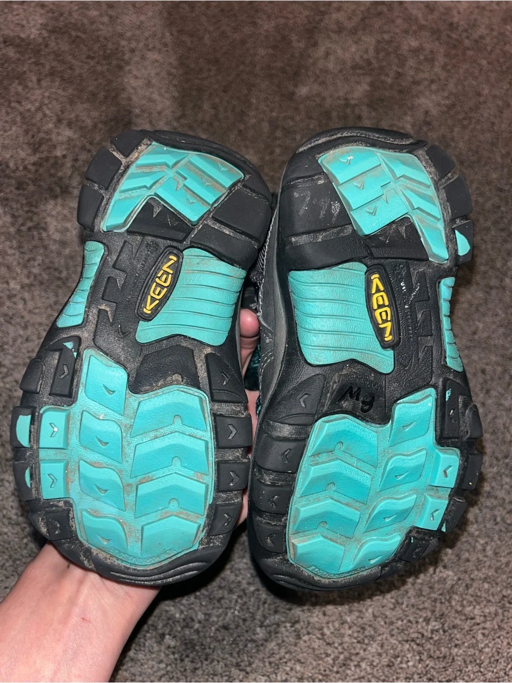 Keen winter boots 11c with side zipper